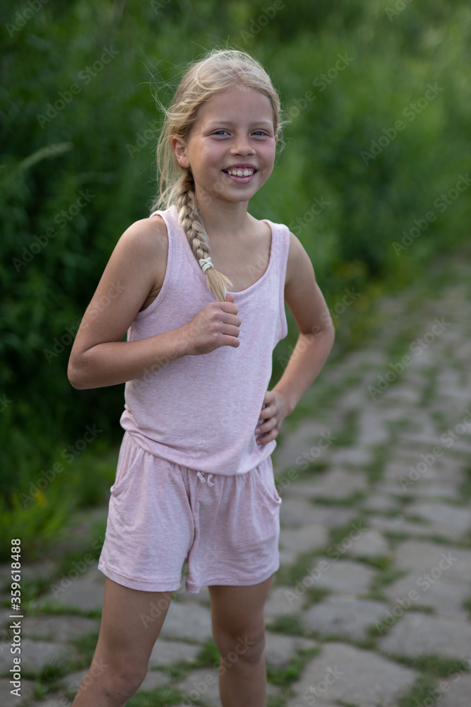 Mädchen beim unbeschwerten Spielen und Bewegen in der Freizeit, auf Wiesenpfaden, am Strand, See und dem Fluss Elbe Mädchen beim unbeschwerten Spielen und Bewegen in der Freizeit, auf Wiesenpfaden, am Strand, See und dem Fluss Elbe