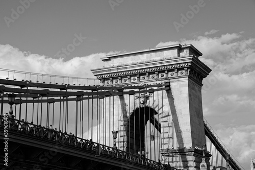 Czarno-biały widok z bliska na antyczny most łańcuchowy w Budapeszcie z rzeki Dunaj