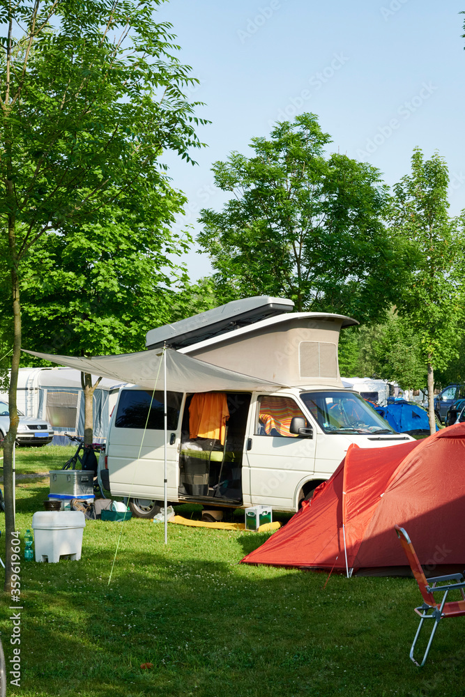 Schöner Camping Bus beim Familienurlaub mit Zelt und Wohnmobil in Deuthschland Europa