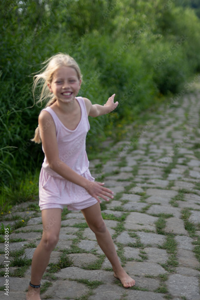Mädchen beim unbeschwerten Spielen und Bewegen in der Freizeit, auf Wiesenpfaden, am Strand, See und dem Fluss Elbe Mädchen beim unbeschwerten Spielen und Bewegen in der Freizeit, auf Wiesenpfaden, am Strand, See und dem Fluss Elbe