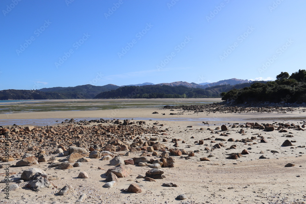 Roches sur une plage du parc Abel Tasman, Nouvelle Zélande Roches sur une plage du parc Abel Tasman, Nouvelle Zélande