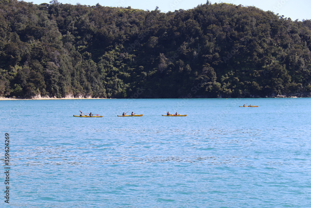 Canoës dans la baie du parc Abel Tasman, Nouvelle Zélande