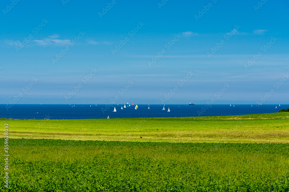An der Kieler Bucht ein Wanderweg an der Steilküste bei Stohl mit herrlichem Blick auf den Kieler Leuchtturm und die in der Ostsee segelnden Segelboote An der Kieler Bucht ein Wanderweg an der Steilküste bei Stohl mit herrlichem Blick auf den Kieler Leuchtturm und die in der Ostsee segelnden Segelboote