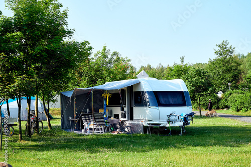 Camping Urlaub mit WOhnwagen und WOhnmobile in der schönen Natur zur Erholung in Deutschland Europa wegen Corona