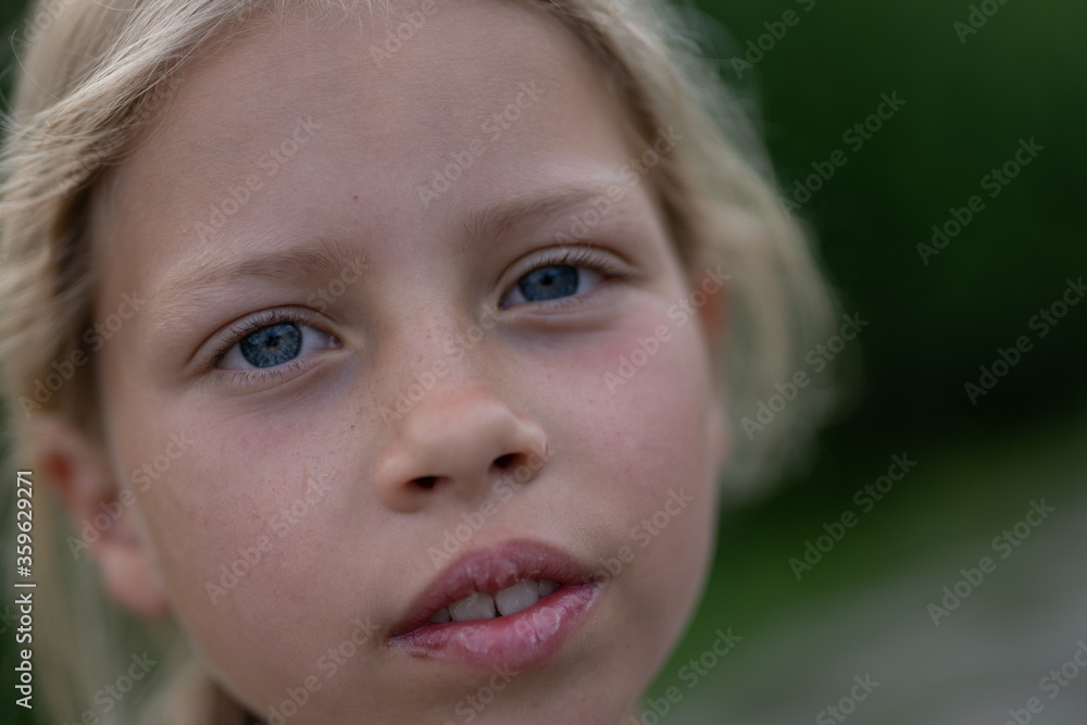 Mädchen beim unbeschwerten Spielen und Bewegen in der Freizeit, auf Wiesenpfaden, am Strand, See und dem Fluss Elbe Mädchen beim unbeschwerten Spielen und Bewegen in der Freizeit, auf Wiesenpfaden, am Strand, See und dem Fluss Elbe