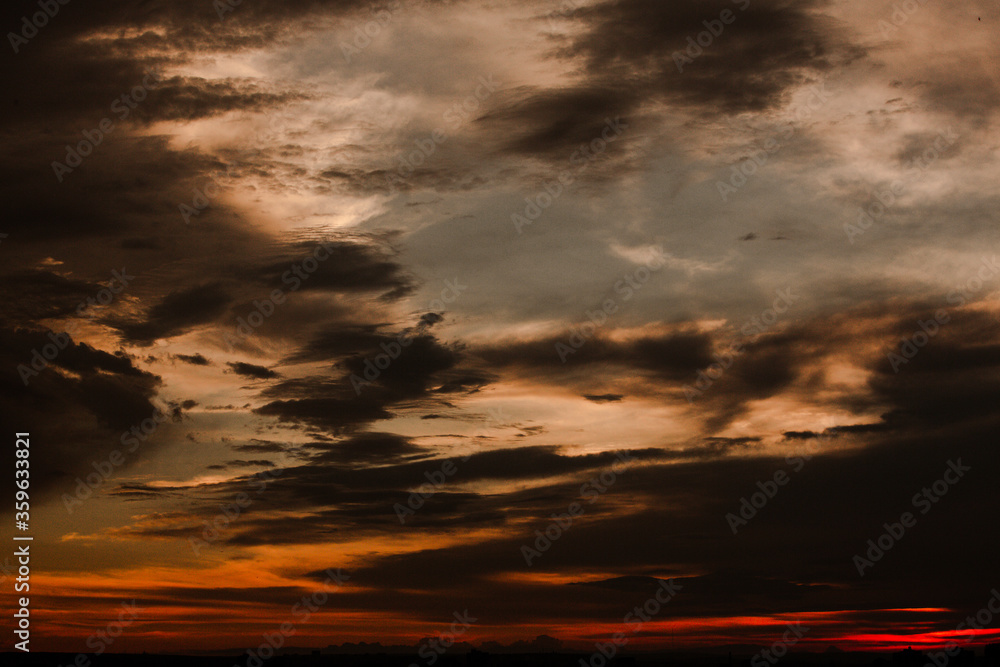 Fototapeta premium Kolorowe zachmurzone niebo o zachodzie słońca. Niebo tekstury, streszczenie tło natura