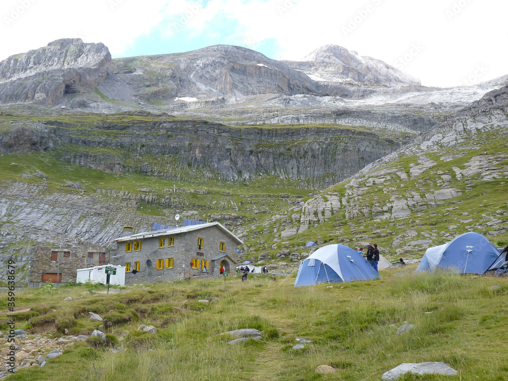 Refugio y tiendas de campaña en el Parque Nacional de Ordesa y Monte perdido , Huesca (España).