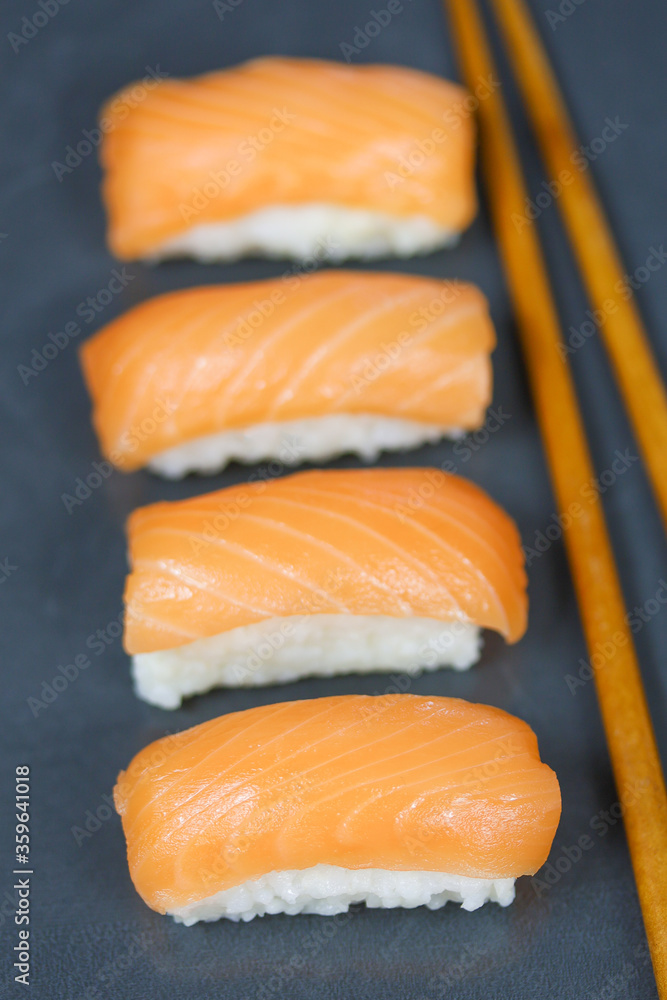 assiette de sushi et maki	