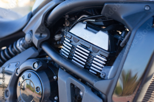 detalle de motor de motocicleta en exterior con luz natural