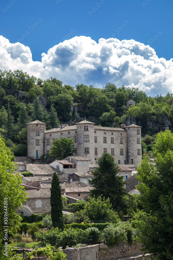 Le village de Vogüe (Ardèche) et son château Le village de Vogüe (Ardèche) et son château