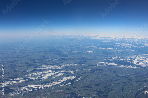 Widok z samolotu na góry Alpejskie. Śnieg na górach gór.