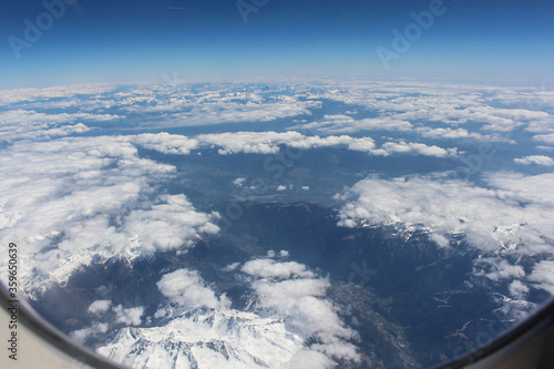 Widok z samolotu na góry Alpejskie. Śnieg na górach gór. Widok alpejskie miasteczka.