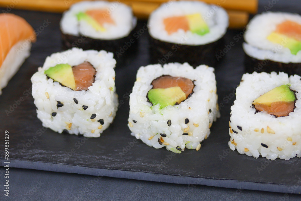 assiette de sushi et maki assiette de sushi et maki