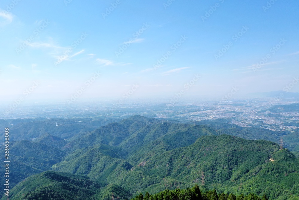 日本の緑の美しい山からの風景