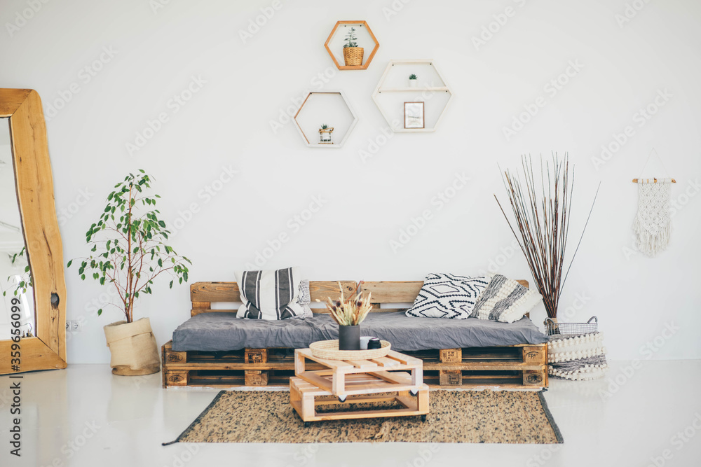 Cozy Living Room. Scandinavian Interior. Living room with pallet sofa and  table. foto de Stock | Adobe Stock