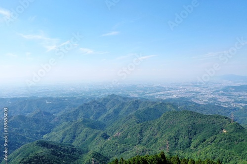 日本の緑の美しい山からの風景