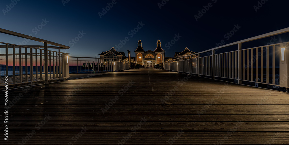 Obraz premium Seebrücke im Ostseebad Sellin (Rügen) bei Nacht