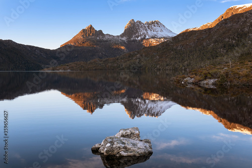 Fototapet Cradle Mountain reflects onto the waters of Dove Lake