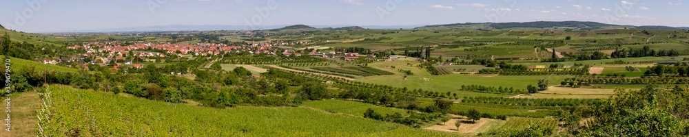 Panorama sur un village et ses alentours 
