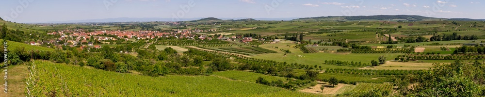 Panorama sur un village et ses alentours
Panorama sur un village et ses alentours