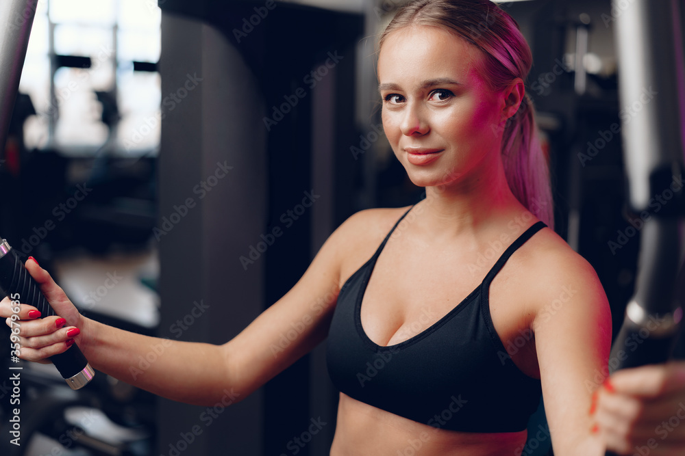 Obraz premium Young caucasian blonde woman training hands in a gym