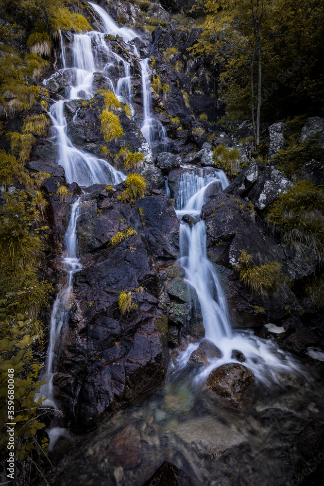 Cascade en pose longue dans la montée à l'étang de Gardet, lac dans les montagnes des Pyrénées - Ariège, Occitanie, - France Cascade en pose longue dans la montée à l'étang de Gardet, lac dans les montagnes des Pyrénées - Ariège, Occitanie, - France