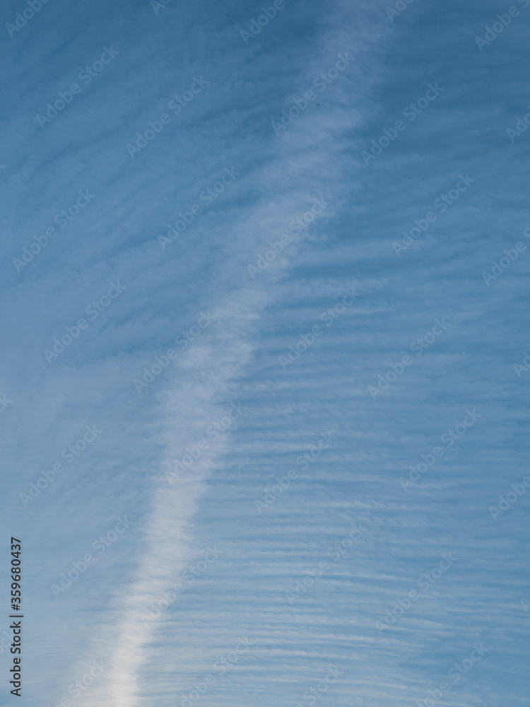 Kondenstreifen am blauen Himmel Kondenstreifen am blauen Himmel