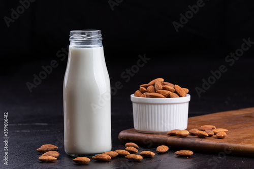 Cuadro en lienzo Almond milk with Almond seeds