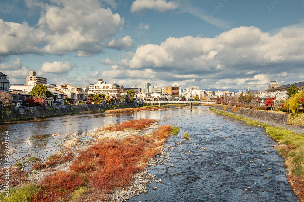Obraz premium Kioto, widok na rzekę i miasto