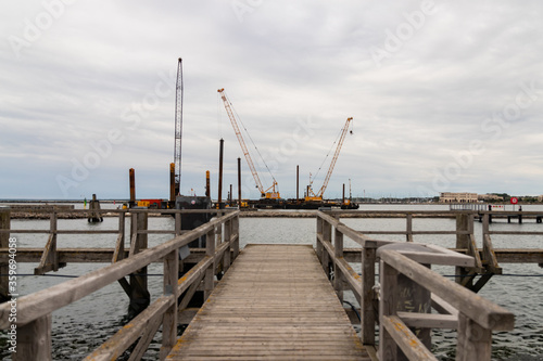 Warnem  nder Hafen mit Schiffen und M  ven