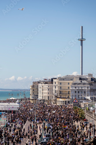 Φωτογραφία crowds breaking lock down at BLM march in Brighton