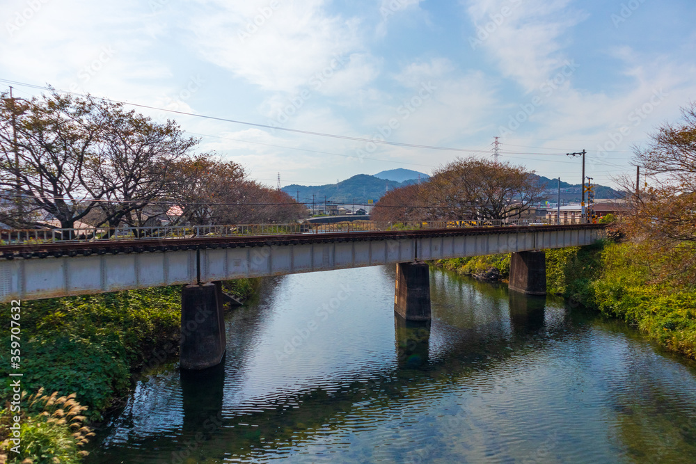 Fototapeta premium 青い空と川に架かる鉄道橋