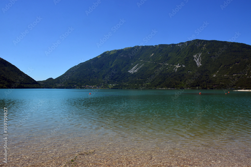 L' acqua limpida del lago di montagna