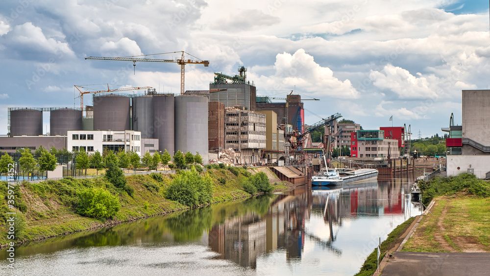 Naklejka premium Blick auf die Skyline von Neuss aus dem Industriehafen