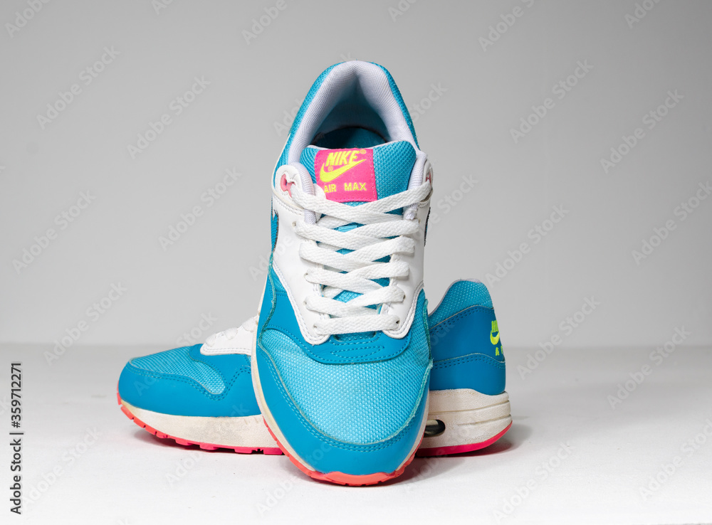 london, englabnd, 05/08/2018 Rare Nike Air max 1 gs clearwater White, pink, blue and neon air max retro classic sneaker trainers. Nike sport and street wear fashionable athletic apparel. foto de