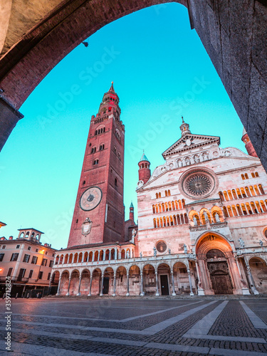 Quadro su tela Wide View of Cathedral of Cremona with Torrazzo , talles brick tower of Euorpe, and Baptistery in historical Piazza del Duomo, Cremona, Lombardy, Italy at sunset