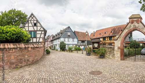 Fotografia Typical historic street scenery in medieval German village in summer