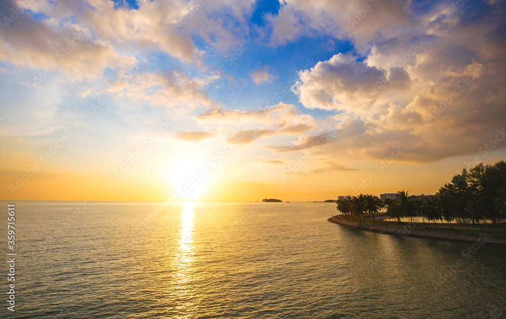 Naklejka premium Beautiful sunset sea view.