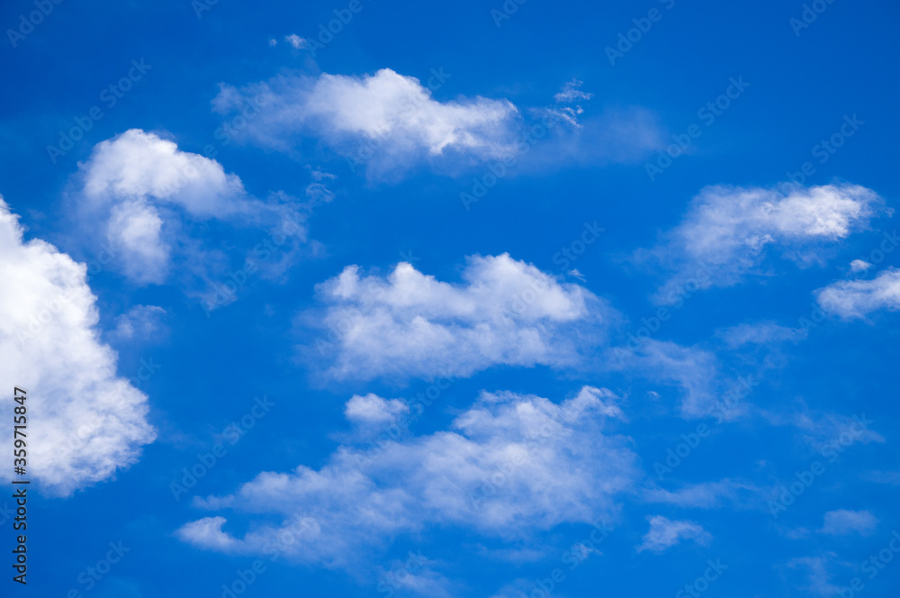 青空に浮かぶ白い綿雲 積雲