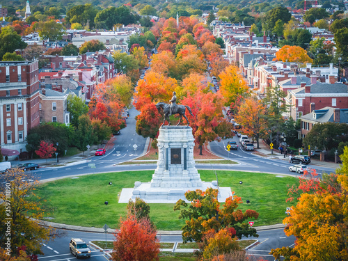 Obraz na plátně Fall over Monument Avenue in Richmond, Virginia