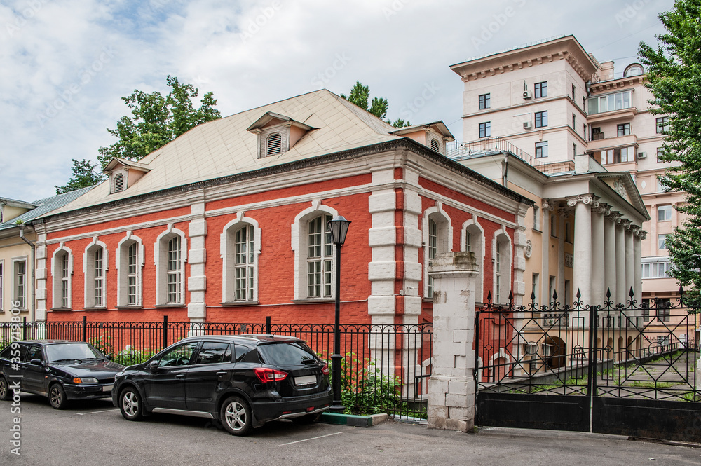 In the 18th century, the princes Shcherbatov built the city manor in the Baroque style. Then it was purchased by General N. Z. Khitrovo and rebuilt part of the house in the classic style   