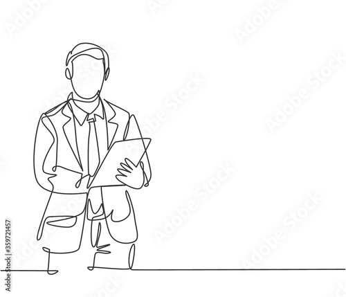 One single line drawing of young happy male worker standing while write business lesson from mentor on paper at clipboard. Business workshop concept. Continuous line draw design vector illustration