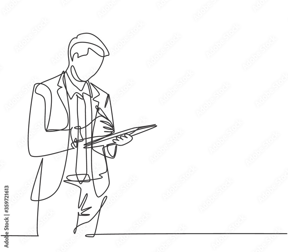 One single line drawing of young happy male worker standing while write business lesson from mentor on paper at clipboard. Business workshop concept. Continuous line draw design vector illustration