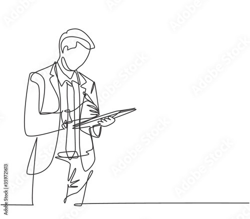 One single line drawing of young happy male worker standing while write business lesson from mentor on paper at clipboard. Business workshop concept. Continuous line draw design vector illustration
