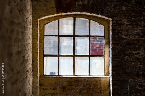 Fenster Glas Scheiben alt kaputt Fabrik Vintage Lost Place Raster Metall matt Fassade Wand Geb  ude Licht Mauer Backstein Deutschland Industrie Kultur Geschichte  Architektur Hintergrund Symbol Design