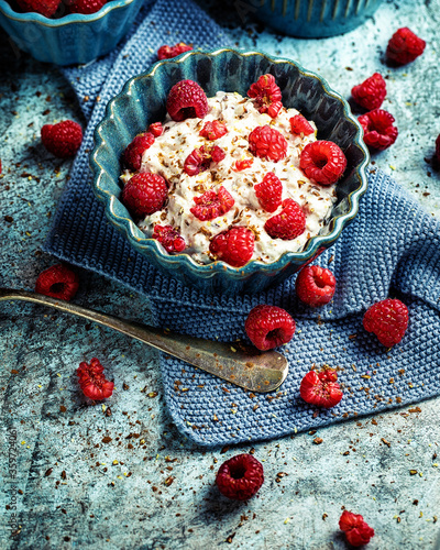 Porridge mit Himbeeren photo