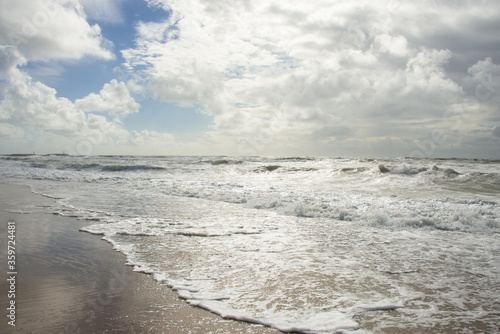 Herbst Tag am Strand, Nordsee, Seegang