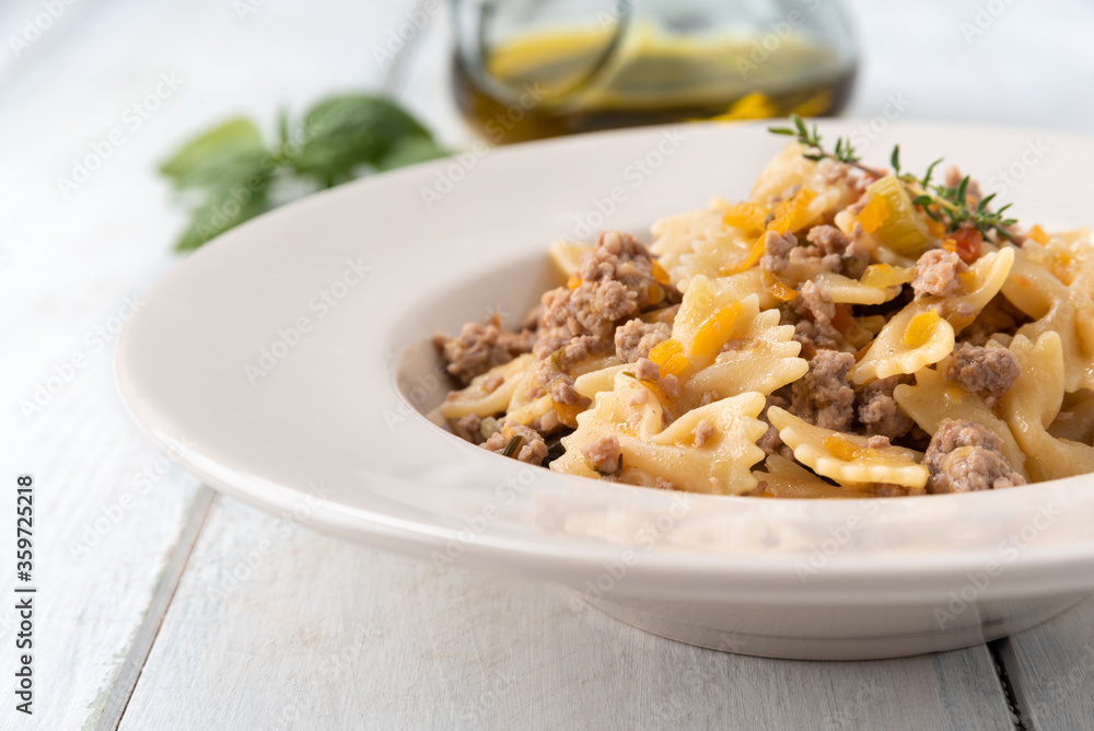 Piatto di farfalle al ragu bianco di manzo, Cucina Italiana Piatto di farfalle al ragu bianco di manzo, Cucina Italiana