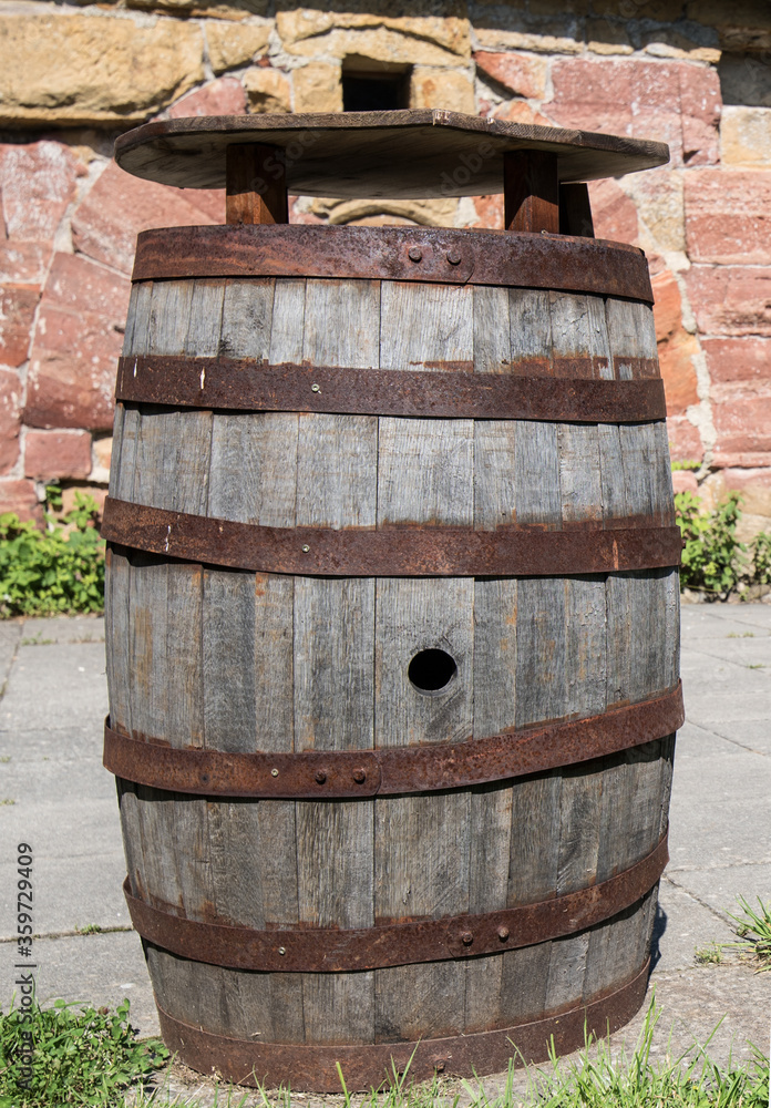 Altes Whiskeyfass auf Burgruine Rechberg Altes Whiskeyfass auf Burgruine Rechberg