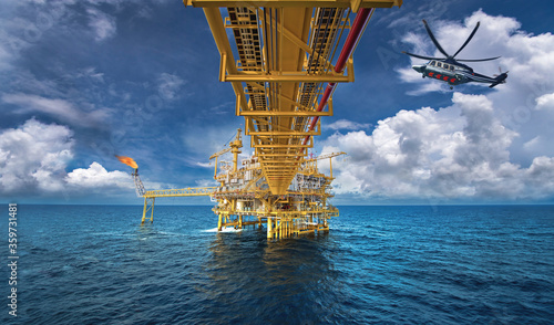 Foto The helicopter is landing at the gas rig.